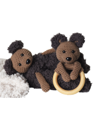 Coco on cosy blanket and wooden ring